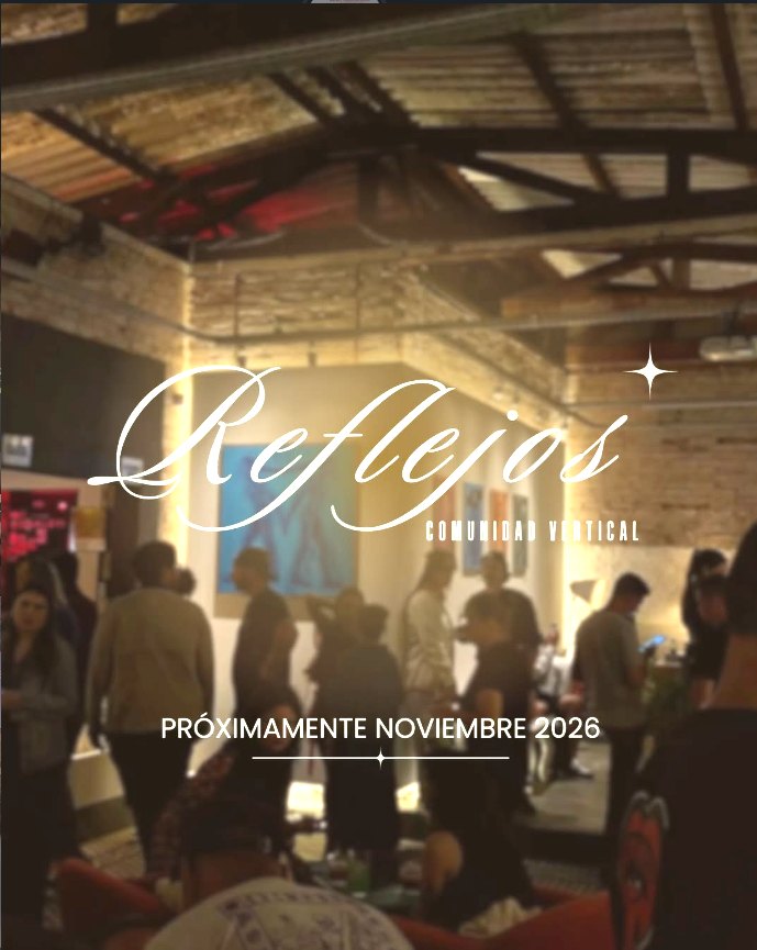 Reflejos, Comunidad Vertical. Próximamente noviembre 2026. Personas recorriendo una galería de arte.